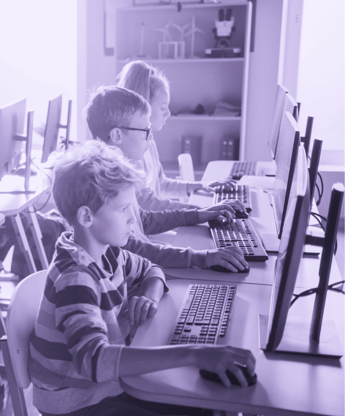 Dzieci uczące się przy komputerach