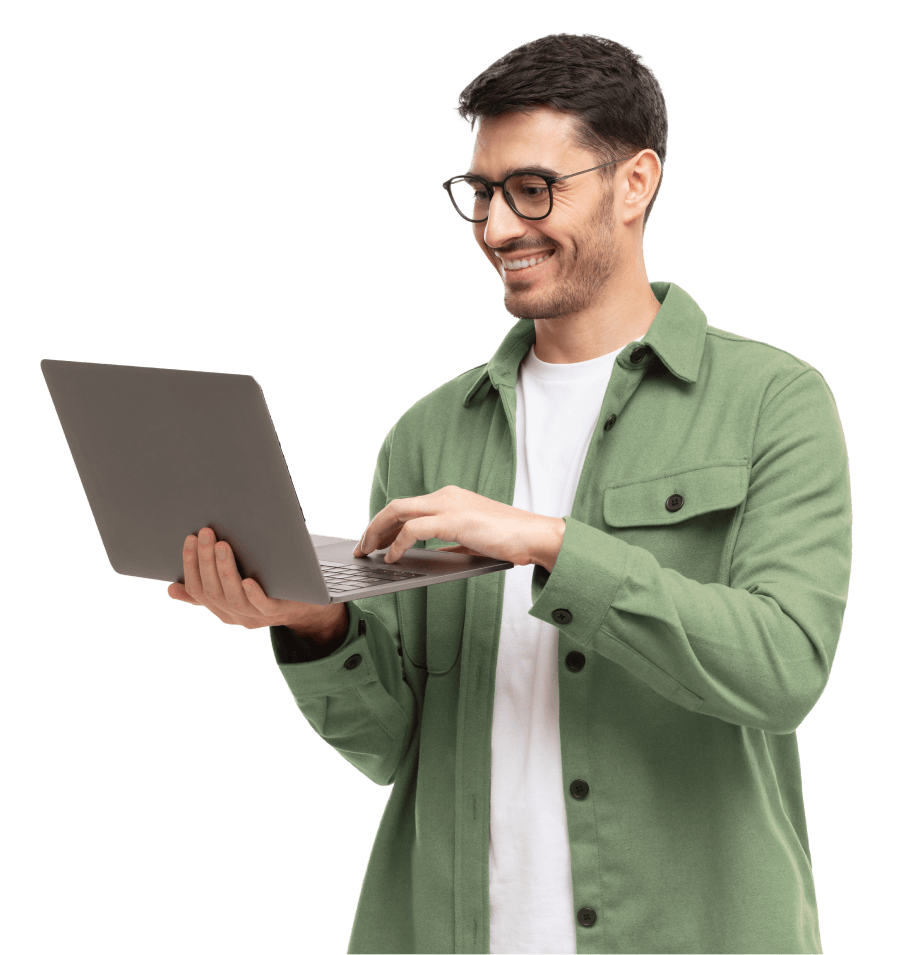 Uśmiechnięty, młody mężczyzna trzymający w rękach otwartego laptopa.