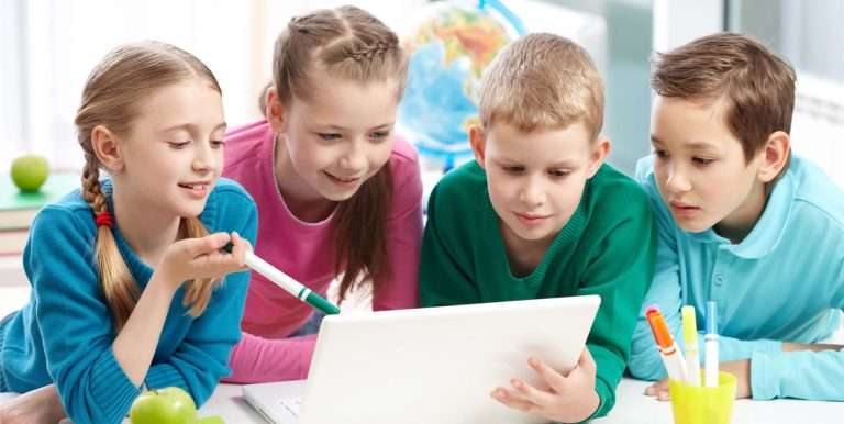 Czworo dzieci z laptopem